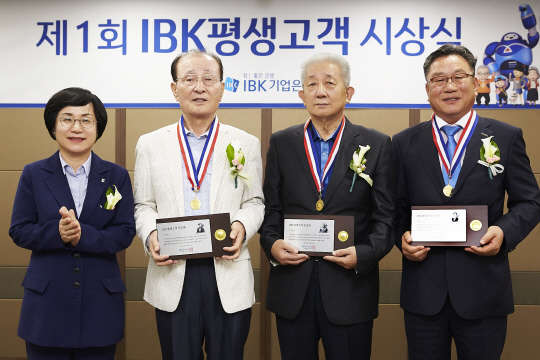 권선주 IBK기업은행장(왼쪽 첫번째)이 30일 서울 을지로 IBK기업은행 본점에서 열린 1회 IBK평생고객 시상식에 참석해 고객들과 기념촬영하고 있다. 사진=IBK기업은행 제공